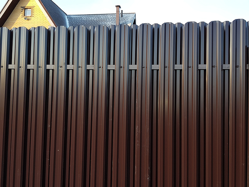 Закажите Забор из металлического штакетника | Цены от 2780 руб.
